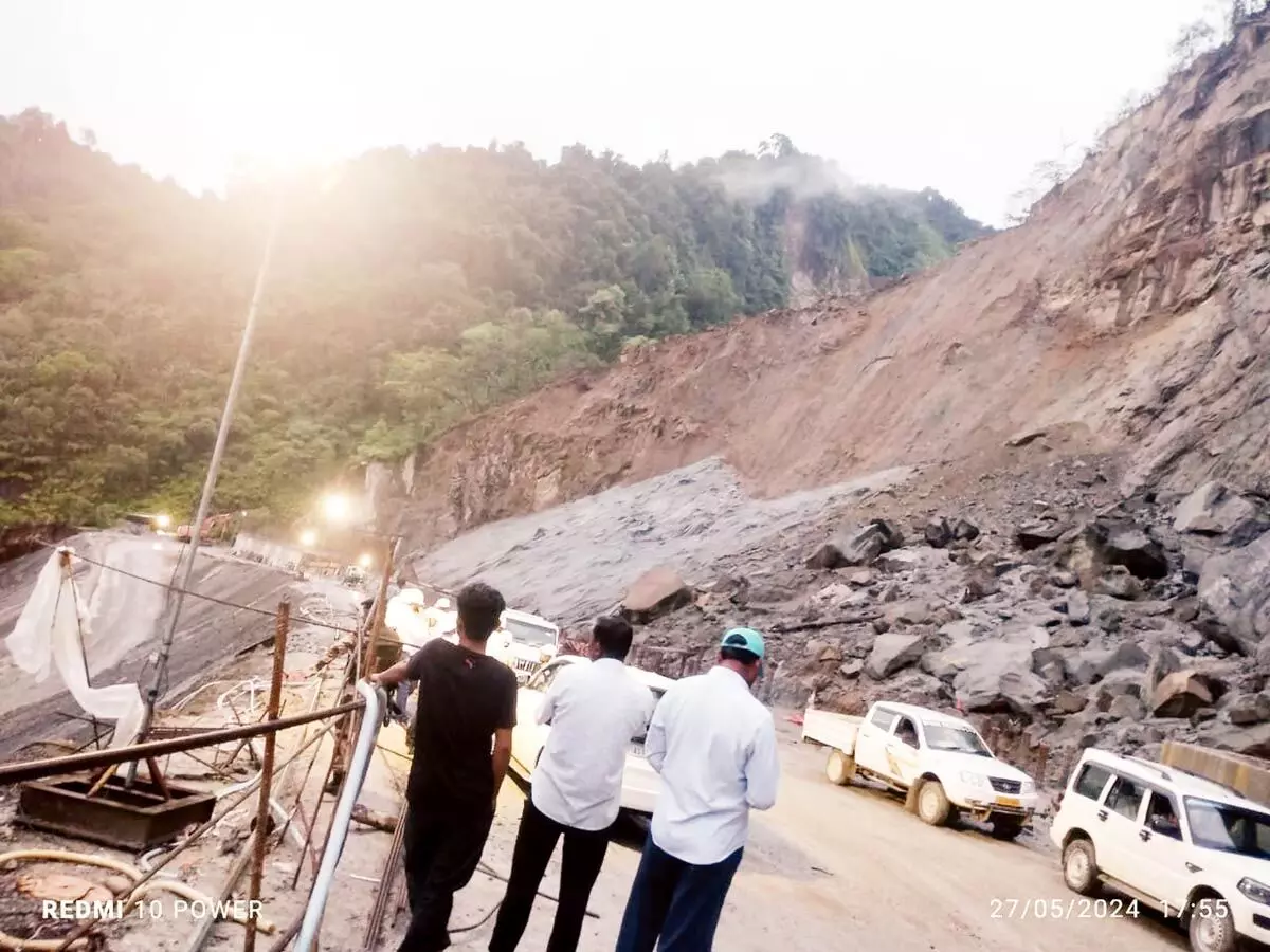 धेमाजी जिले के अंतर्गत असम-अरुणाचल सीमा क्षेत्र में निर्मित सुबनसिरी परियोजना में बारिश के कारण हुए भूस्खलन से श्रमिक की मौत