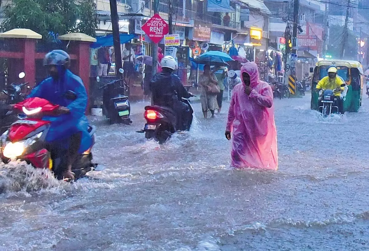 एर्नाकुलम में भारी बारिश, कई इलाके जलमग्न