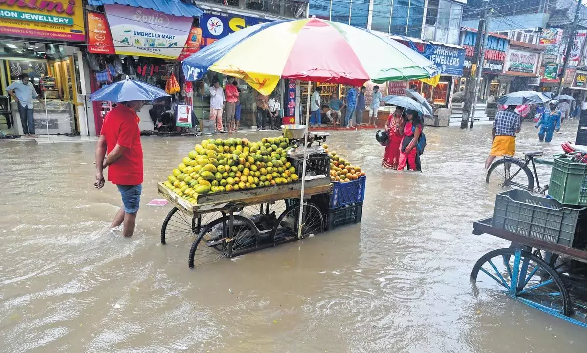 भारी बारिश के कारण तिरुवनंतपुरम घंटों ठप्प रहा