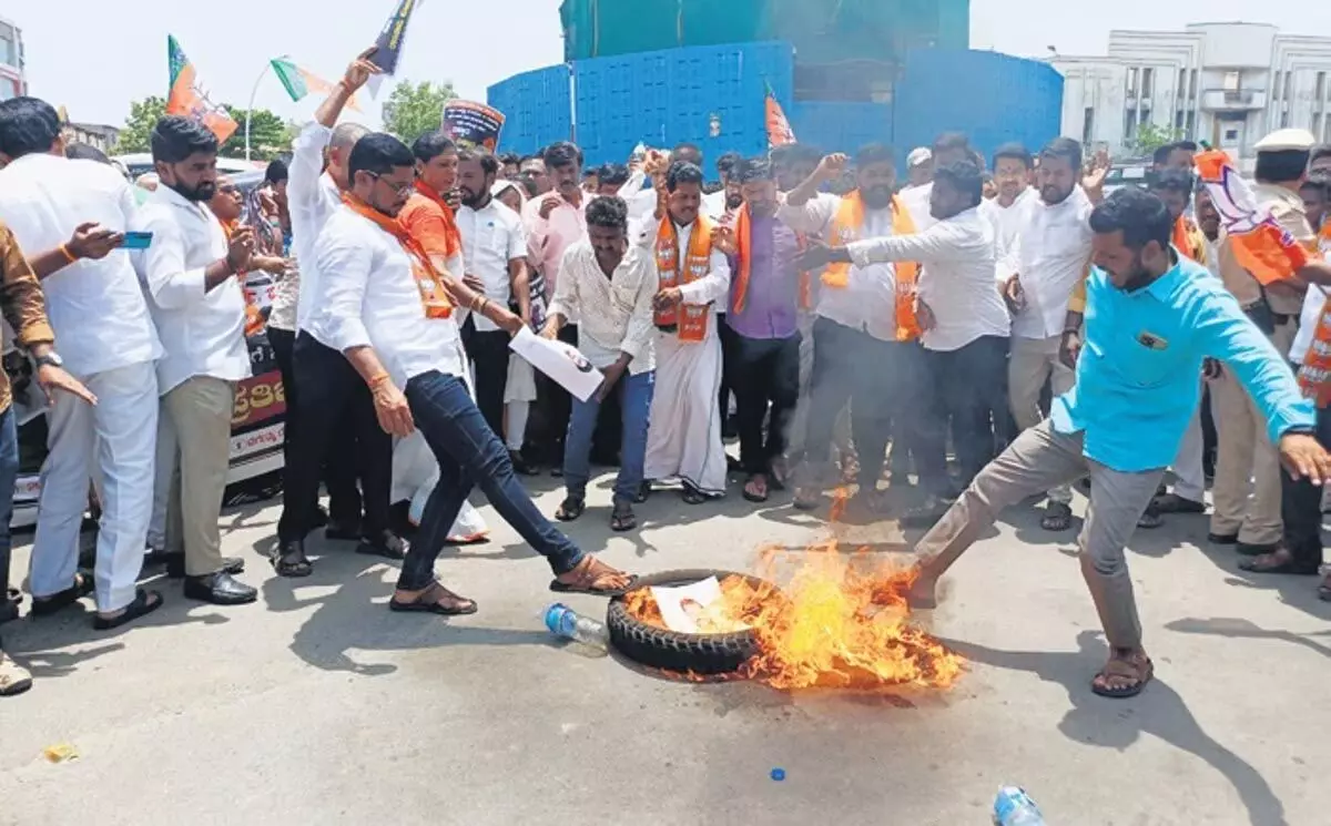 कर्नाटक में एसटी कॉरपोरेशन के एमडी निलंबित, बैंक अधिकारियों के खिलाफ एफआईआर