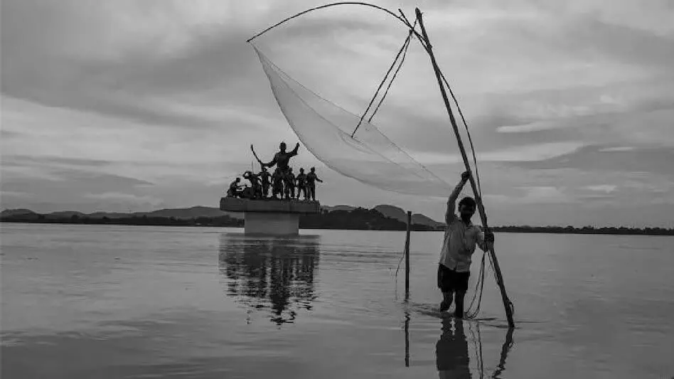 असम में भयंकर तूफान और भारी बारिश के बाद ब्रह्मपुत्र नदी में मछली पकड़ने पर प्रतिबंध लगा दिया