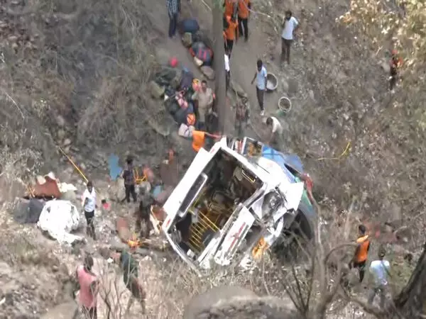 जम्मू-कश्मीर बस खाई में गिरने से 21 यात्रियों की मौत, 40 घायल