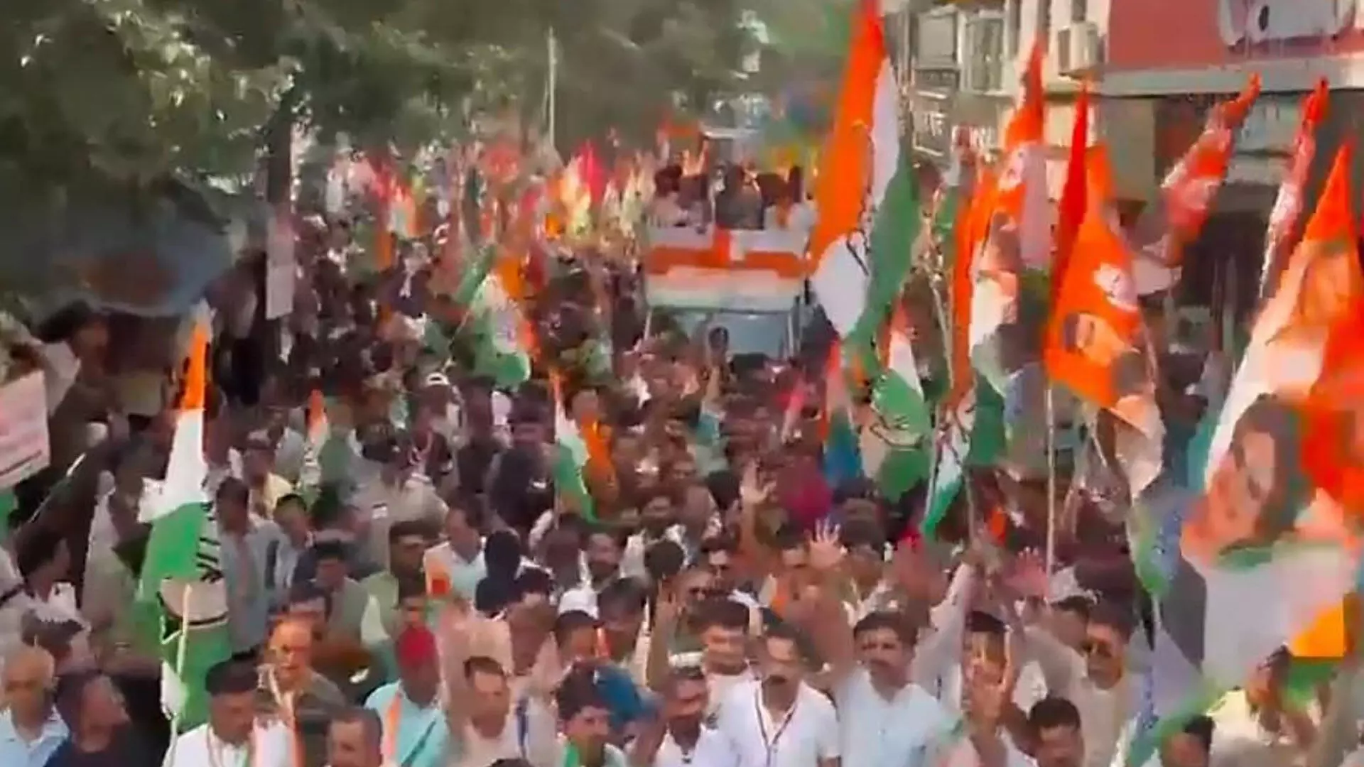 सोलन में प्रियंका गांधी के रोड शो ने शहर में कांग्रेस के अभियान को और तेज कर दिया