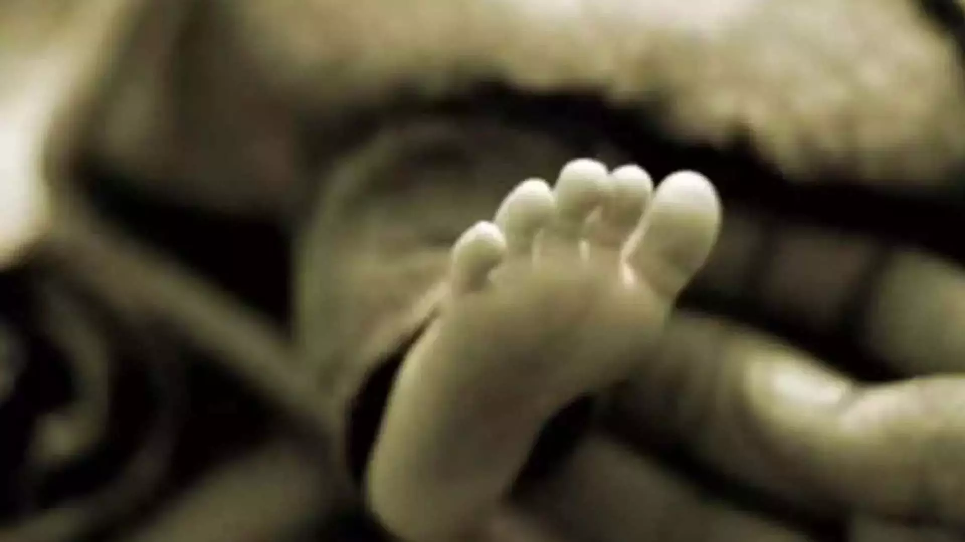 गर्भवती महिला ने बाथरूम में बच्चे को जन्म दिया और हुई  बच्चे की मौत