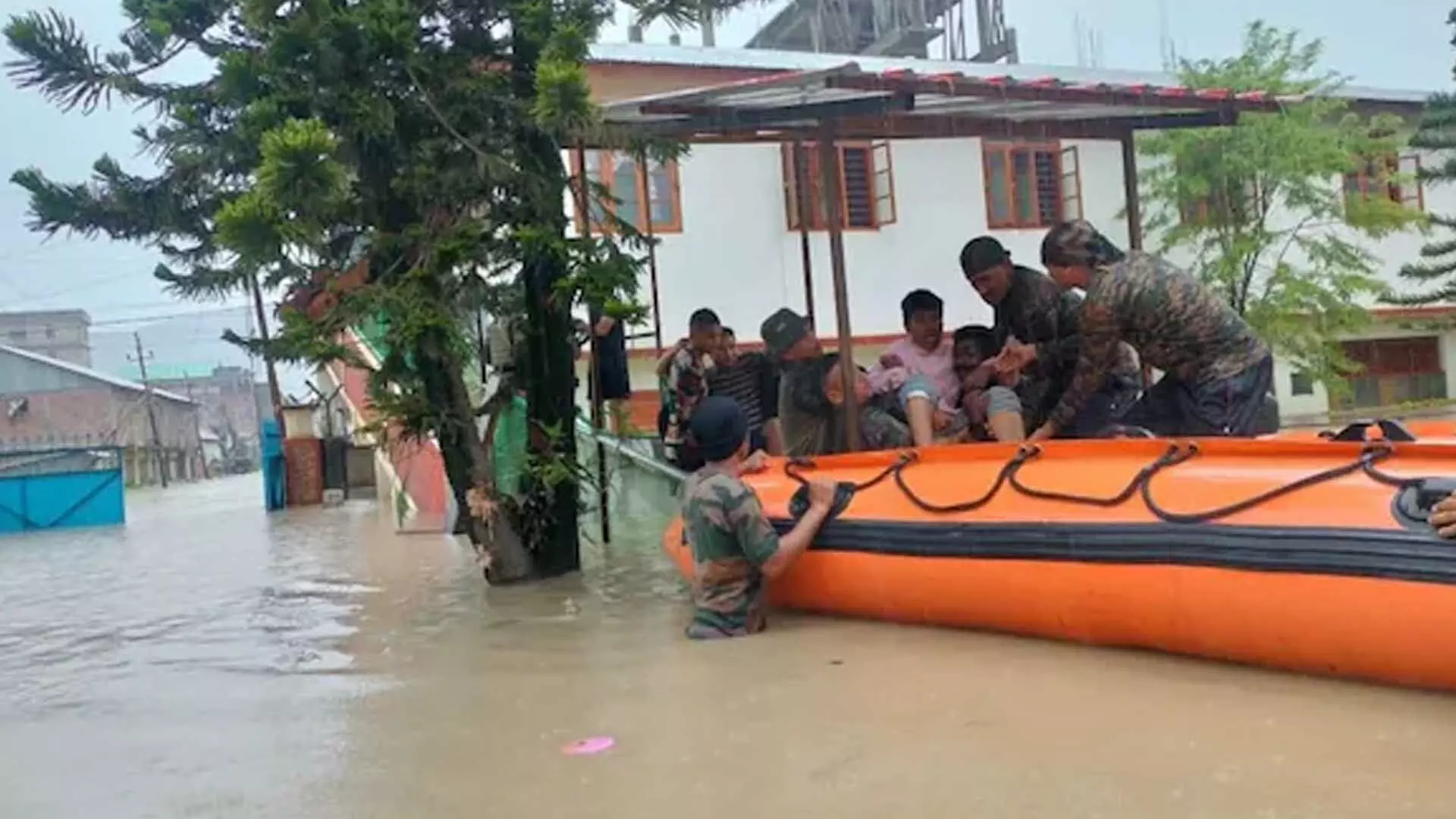 मणिपुर बाढ़ बचाव में सैनिक, किशोर, सभी अधिकारी जुटे