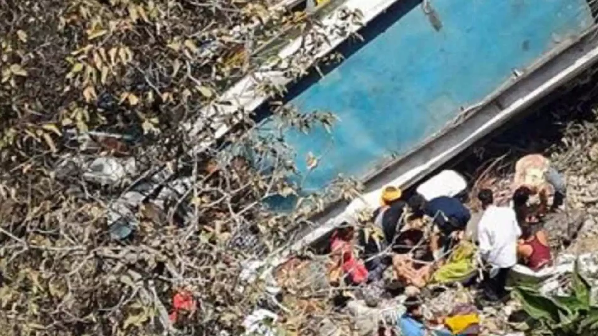 अखनूर में 91 यात्रियों को ले जा रही बस खाई में गिरी, 22 की मौत