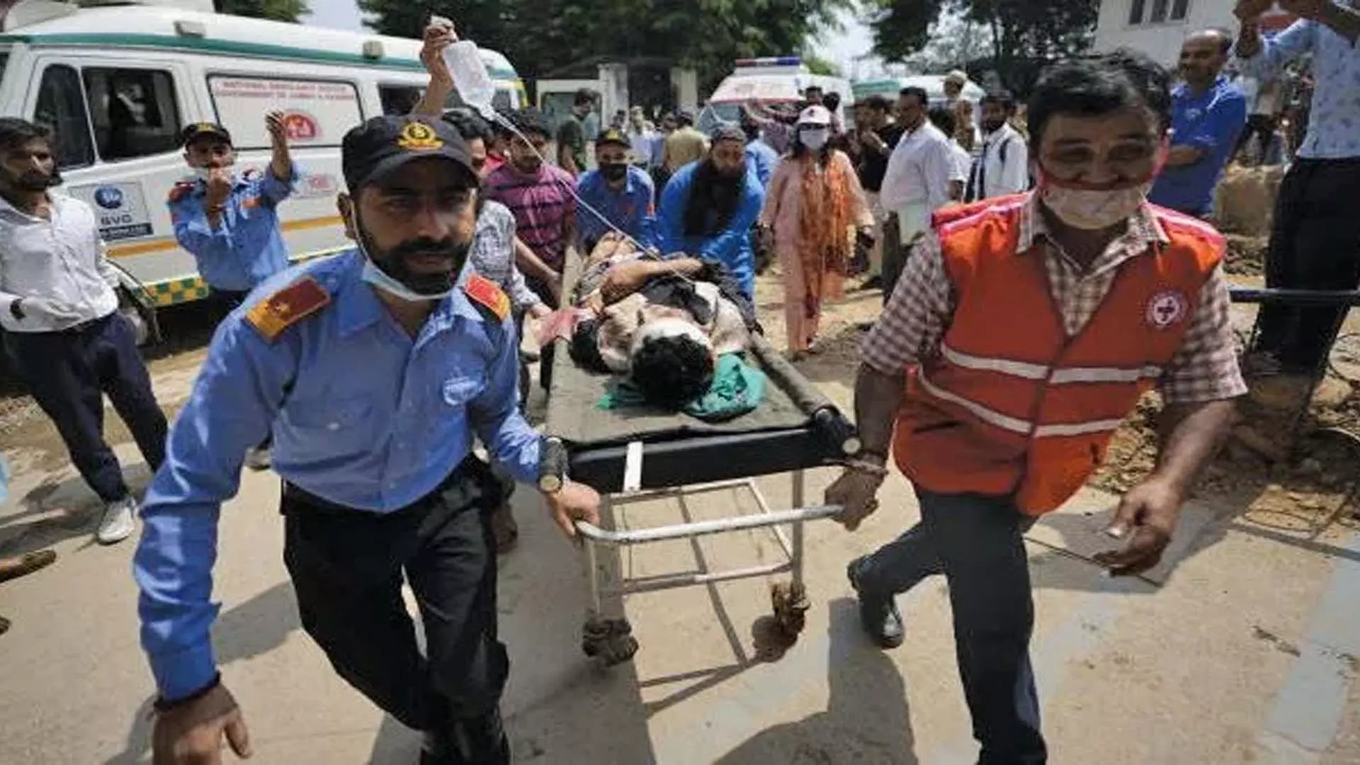 पंपोर में बस पलटने से एक व्यक्ति की मौत, 15 घायल