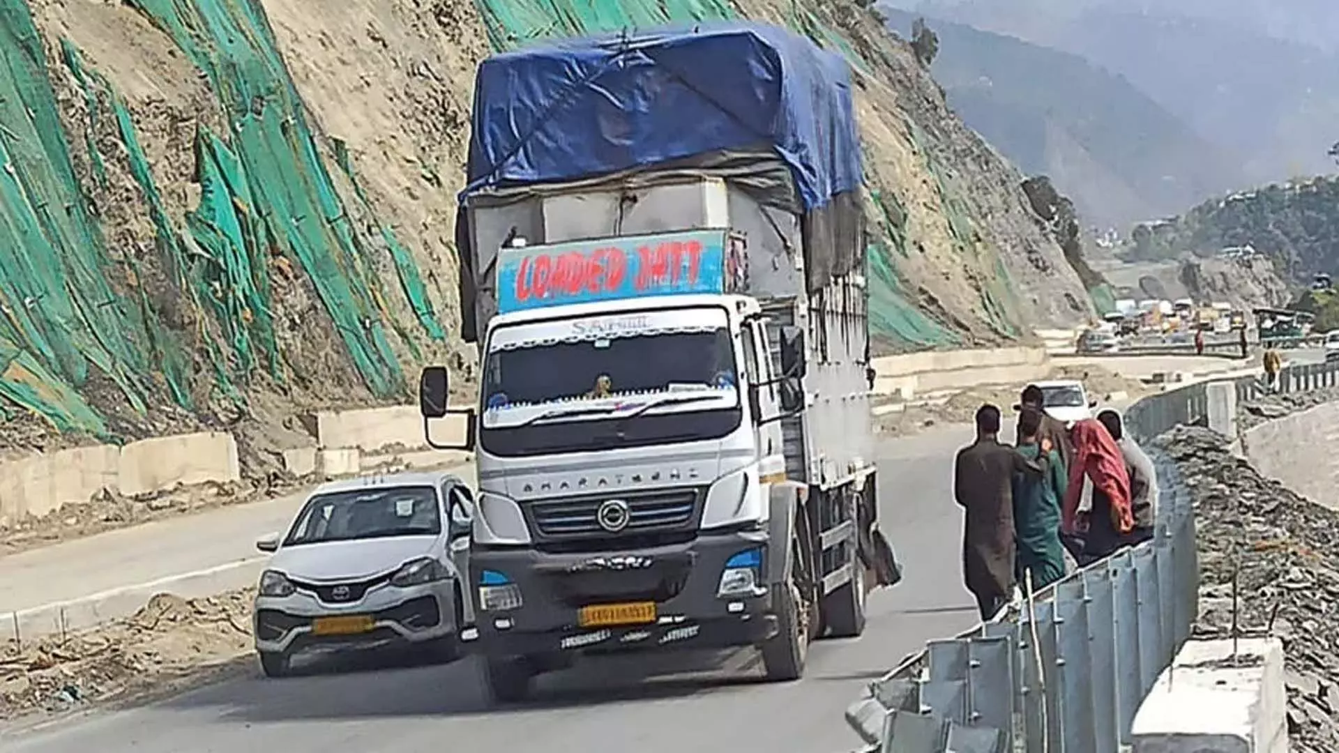 Srinagar श्रीनगर-जम्मू राष्ट्रीय राजमार्ग खुला रहा