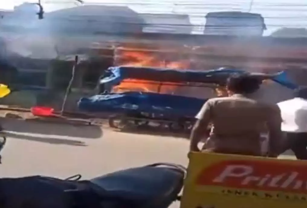 Cylinder Blast: दुकान में गैस सिलेंडर फटने का LIVE VIDEO, 6 लोग घायल