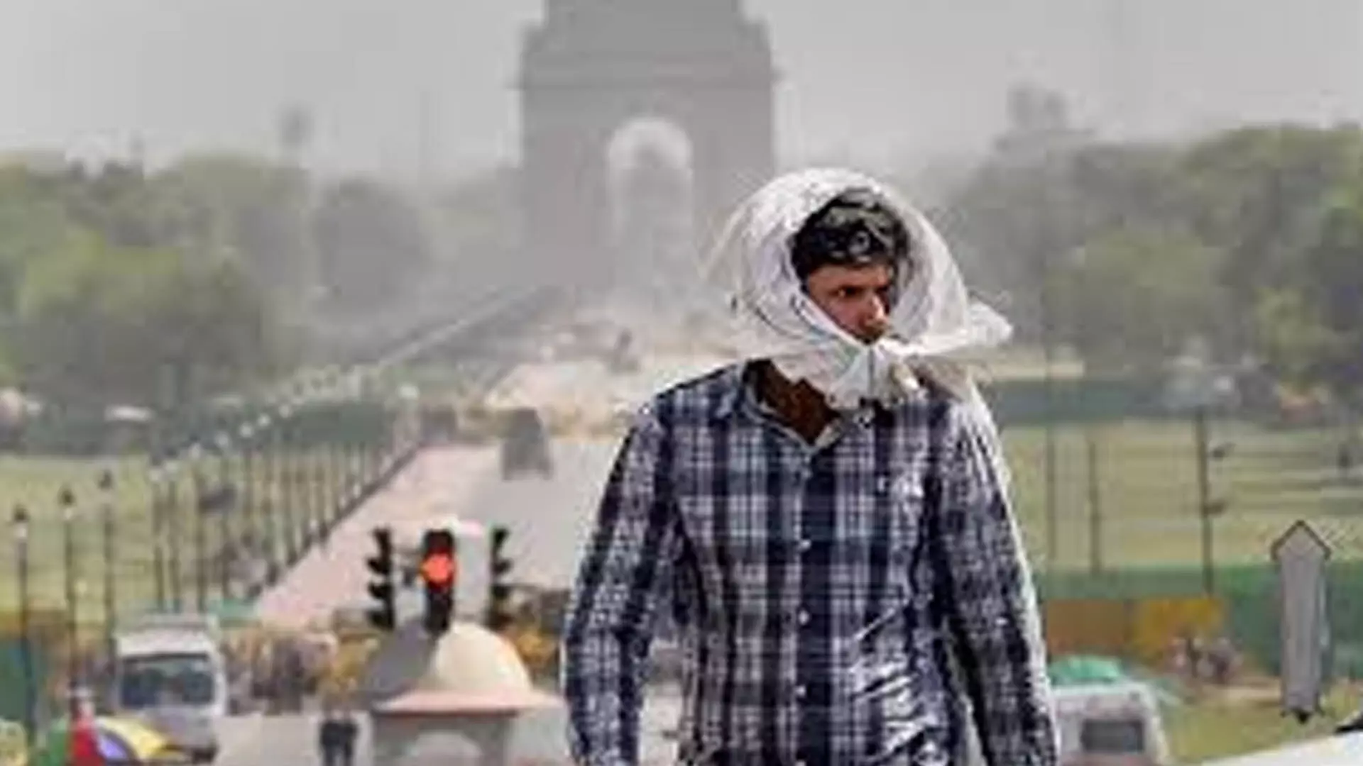 Delhi: दिल्ली में भीषण गर्मी के कारण तापमान 50 डिग्री सेल्सियस से अधिक हो गया