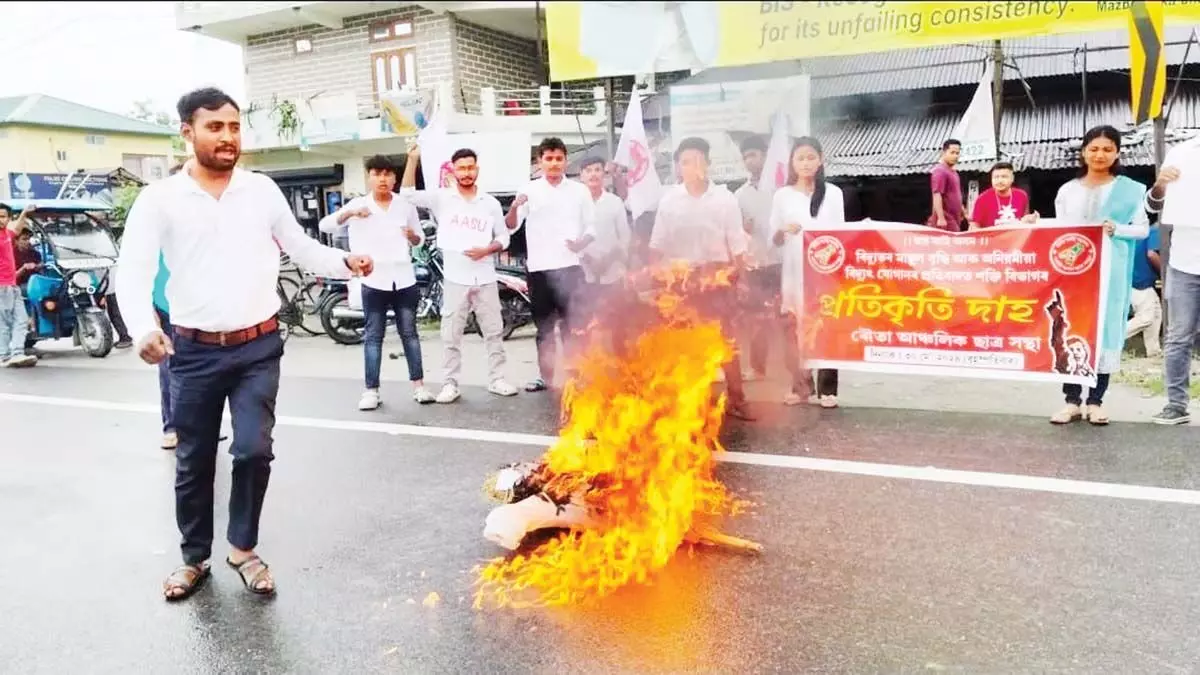 Assam : ऑल असम स्टूडेंट्स यूनियन ने बिजली दरों में बढ़ोतरी के खिलाफ विरोध प्रदर्शन किया