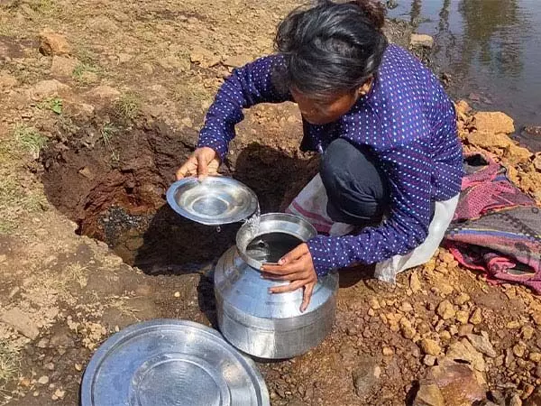 Water crisis : बढ़ते तापमान और भीषण गर्मी के बीच अमरावती जिले के गांव के स्थानीय लोग गंदा पानी पीने को मजबूर