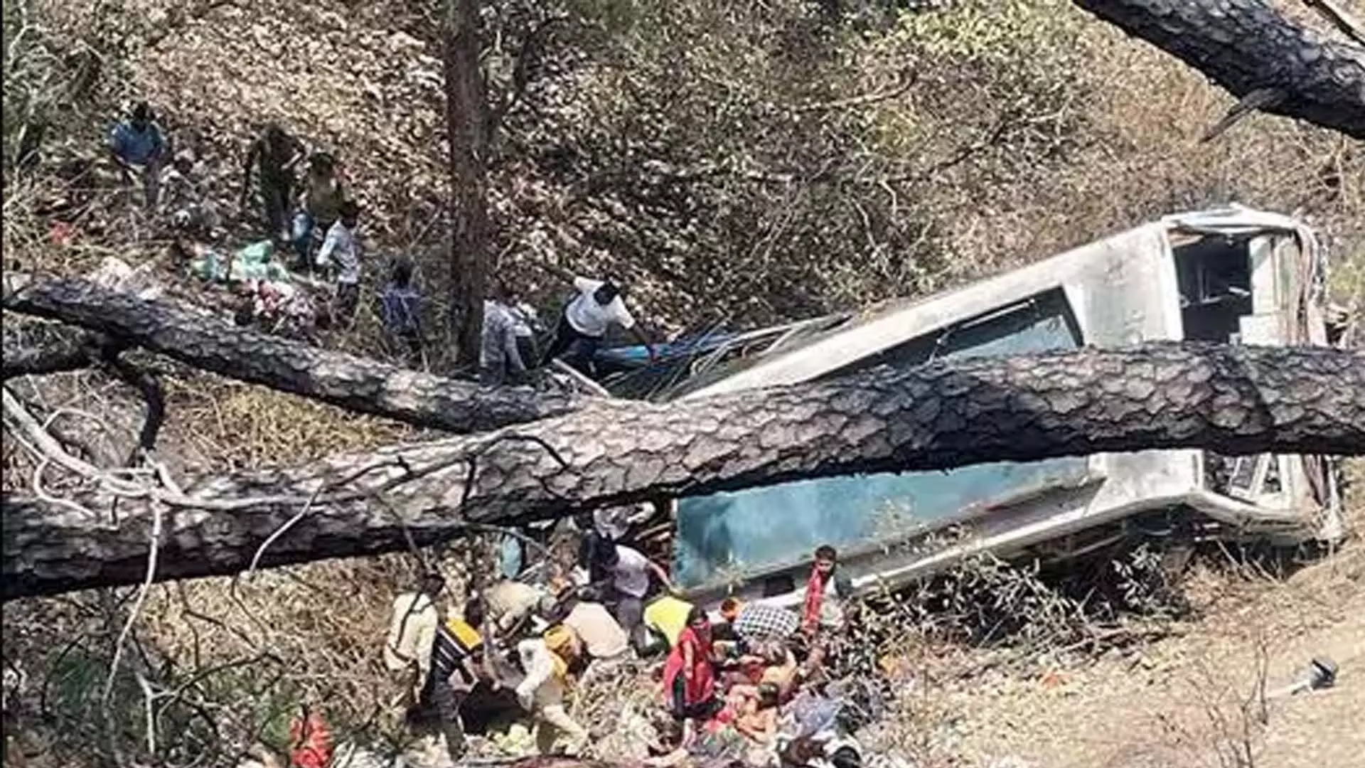 Jmmukashmir News: जम्मू में बस खाई में गिरने से 22 लोगों की मौत, 64 घायल