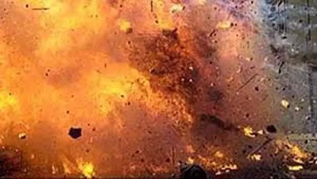 पटाखों के ढेर में विस्फोट तीन लोगों की मौत, 33 घायल