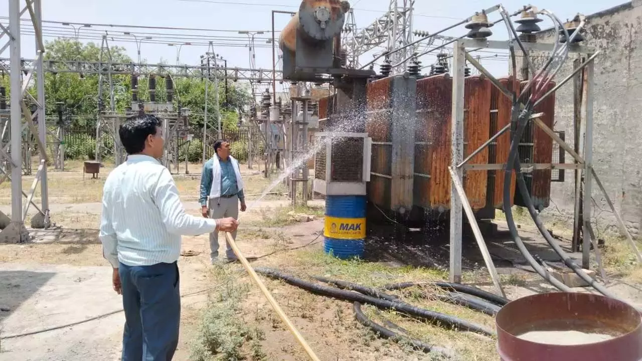 Hapur News: गर्मी से ट्रांसफार्मर में लगी भीषण आग, मचा हड़कंप