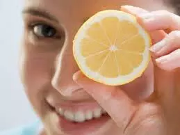 lemon: चेहरे पर निखार लाने के लिए इस तरह लगाएं नींबू