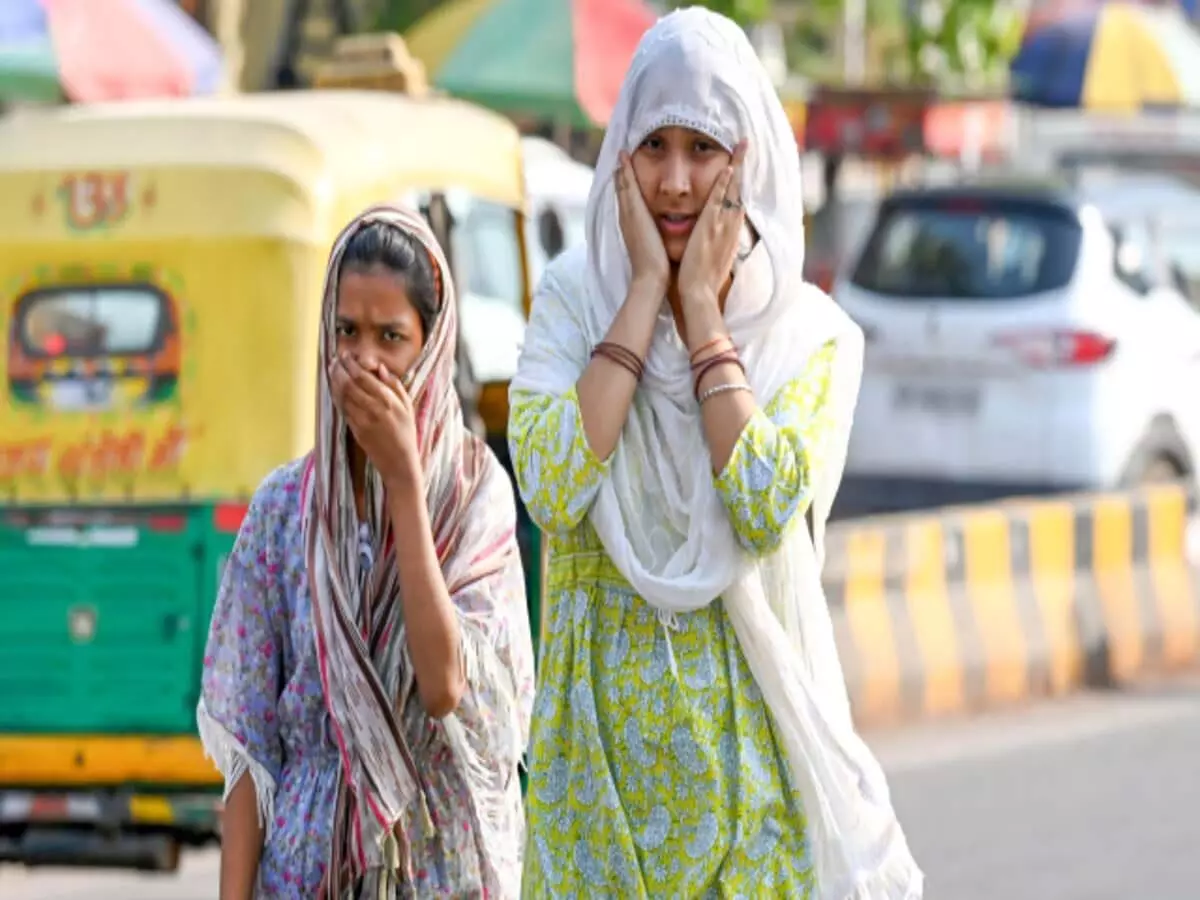 Heatwave: दिल्ली के भीषण गर्मी से बेहाल हुए लोग, इतना बढ़ा तापमान