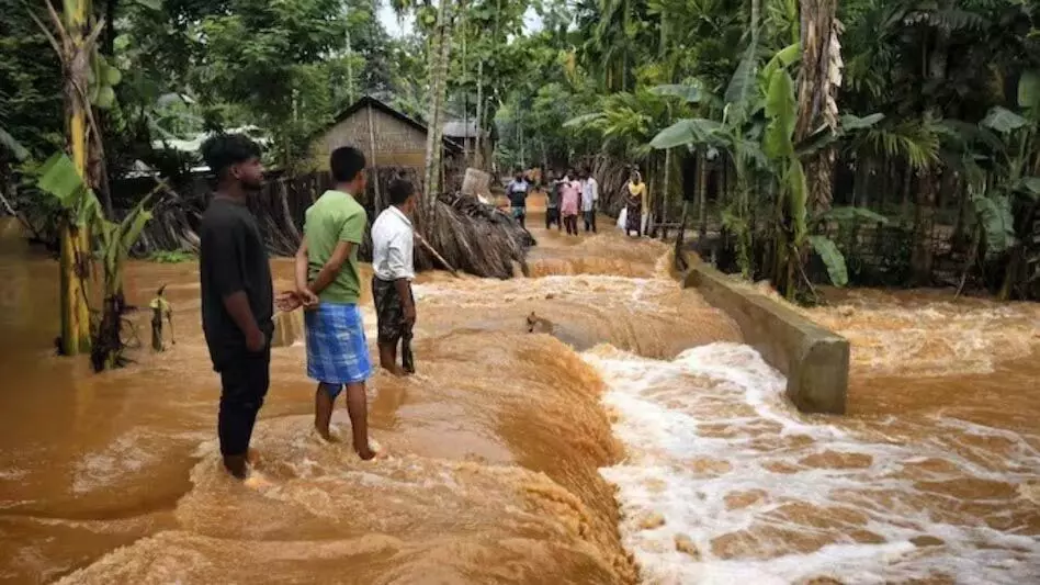 असम में बाढ़ की स्थिति गंभीर, 6 की मौत, 2 लाख से अधिक प्रभावित