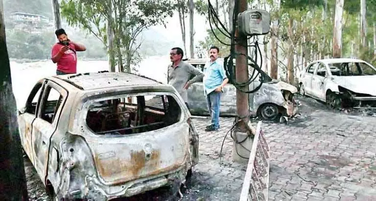 Khaliyar में तीन कारें जलकर राख