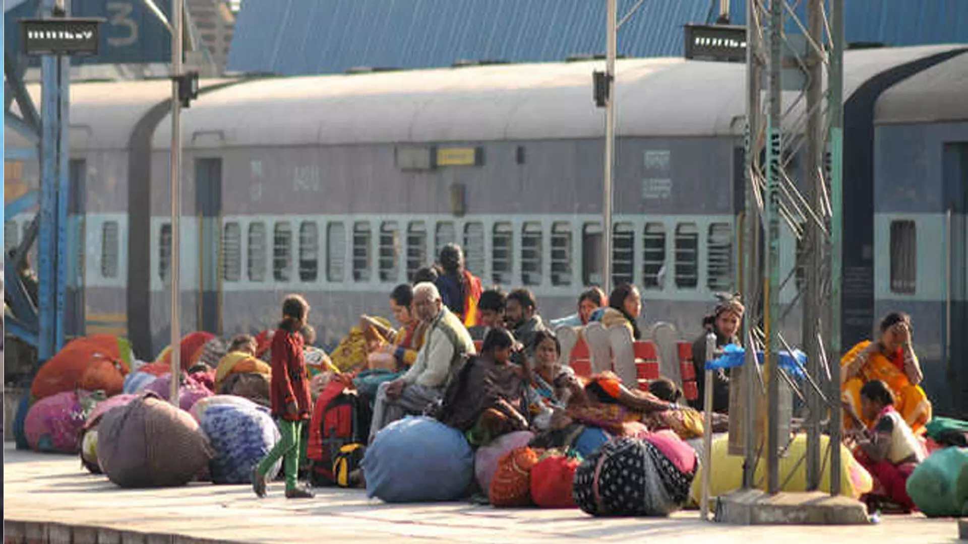 Mumbai: मध्य रेलवे ने 63 घंटे का मेगा ब्लॉक शुरू किया,  लोकल ट्रेनों में भीड़ रही