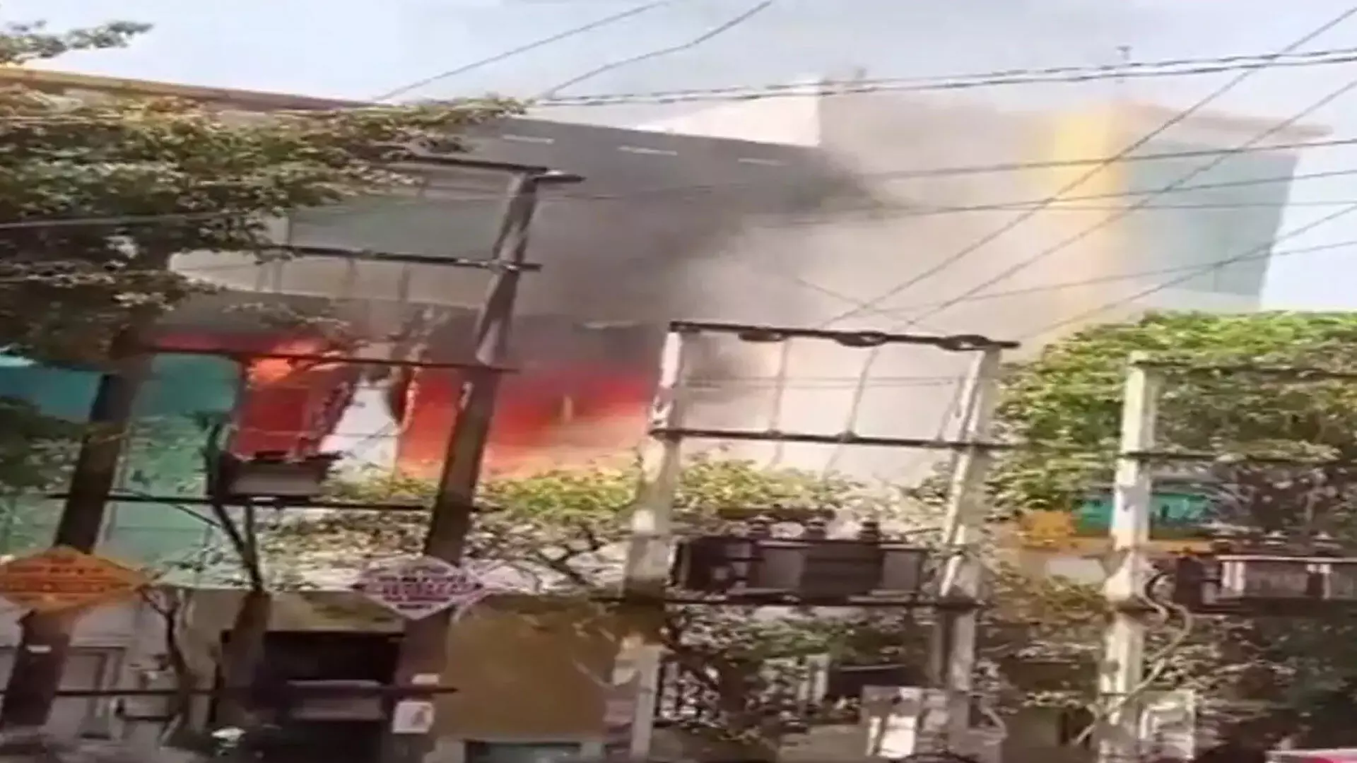 Noida: सेक्टर 63 में व्यावसायिक इमारत में भीषण आग, बचाव कार्य जारी