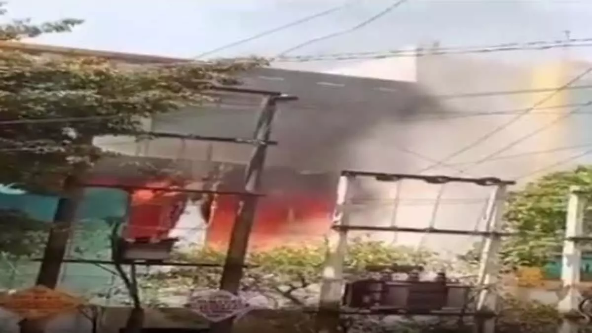 Fire: इमारत की पहली मंजिल में लगी भीषण आग, देखें VIDEO...