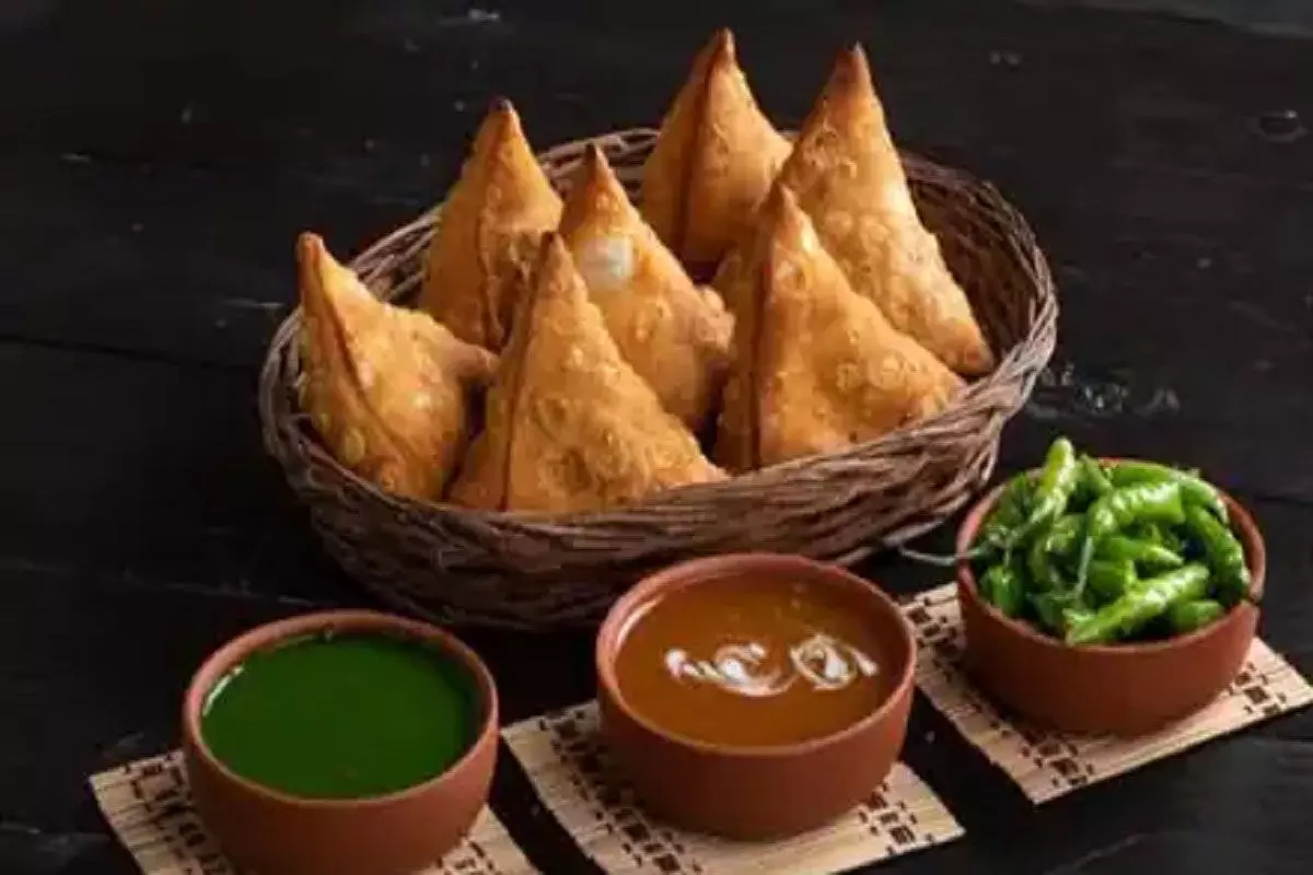 Maharashtrian poha patti samosa Recipe: घर पर बनाए महाराष्ट्र का फेमस नाश्ता पोहा पट्टी समोसा रेसिपी