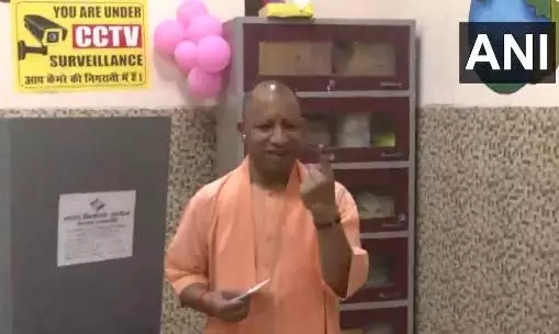 Gorakhpur में CM योगी आदित्यनाथ ने डाला वोट