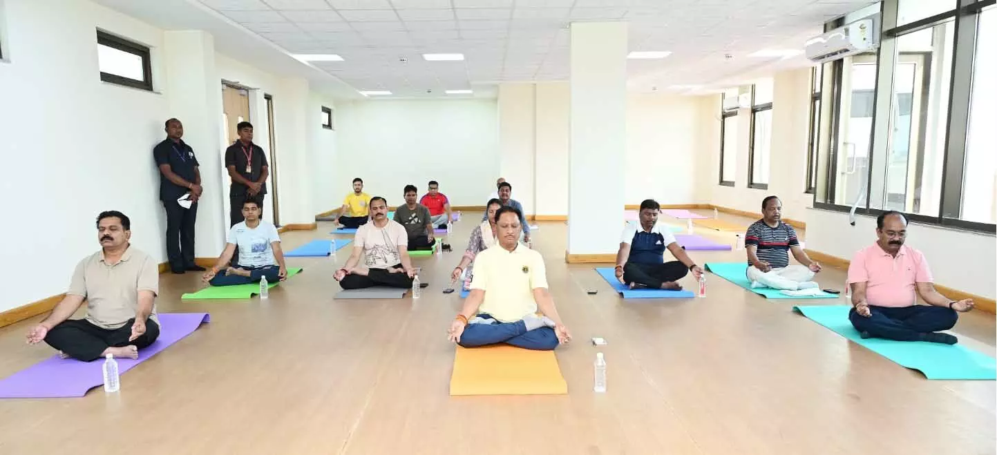 Chief Minister Yoga practice: मुख्यमंत्री विष्णुदेव साय ने अपने मंत्रियों के साथ किया योगाभ्यास