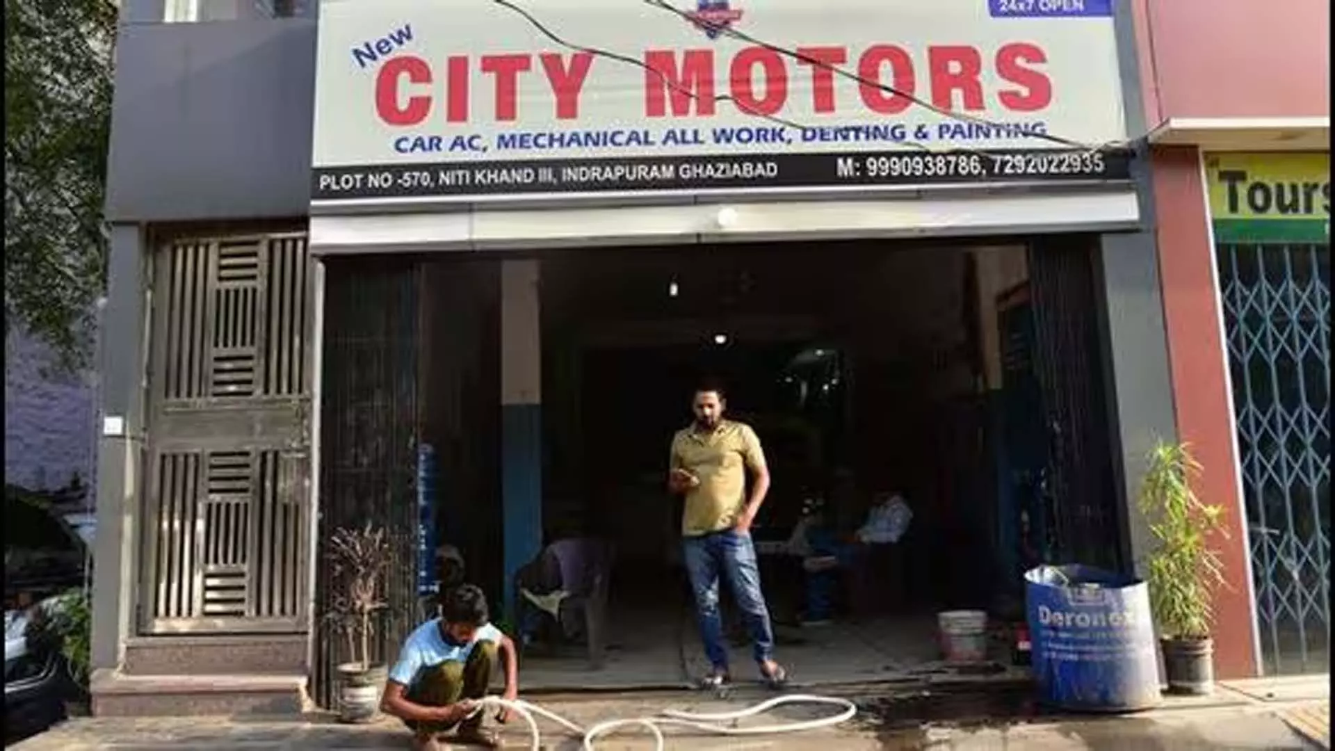 Ghaziabad News: BMW सवार लोगों ने सर्विस सेंटर के कर्मचारियों को पीटा