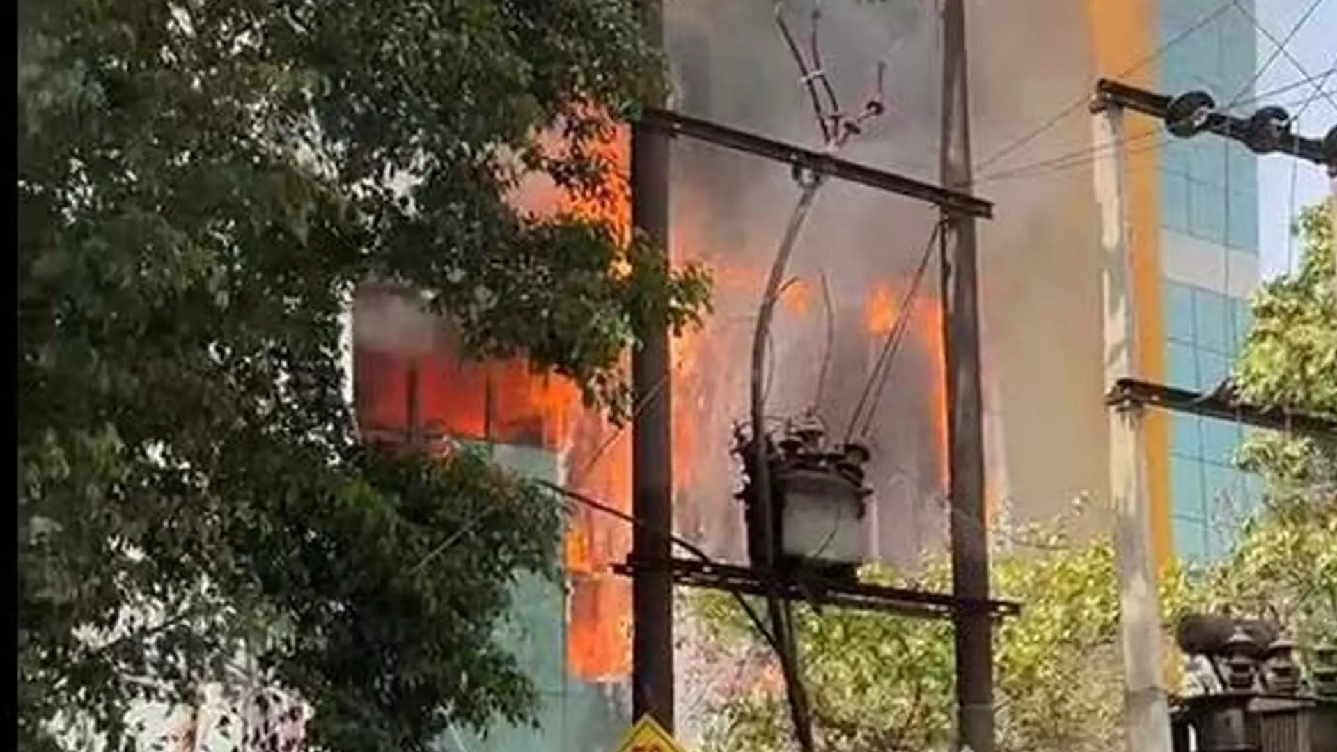 Noida News: आईटी फर्म और किराना स्टोर में आग लगने की दो घटनाएं