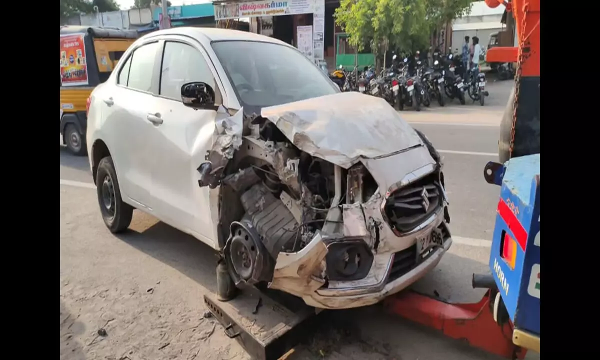 Tamil Nadu News: तमिलनाडु में कार चालक ने नियंत्रण खोकर बाइक को टक्कर मारी, दो लोग गंभीर रूप से घायल