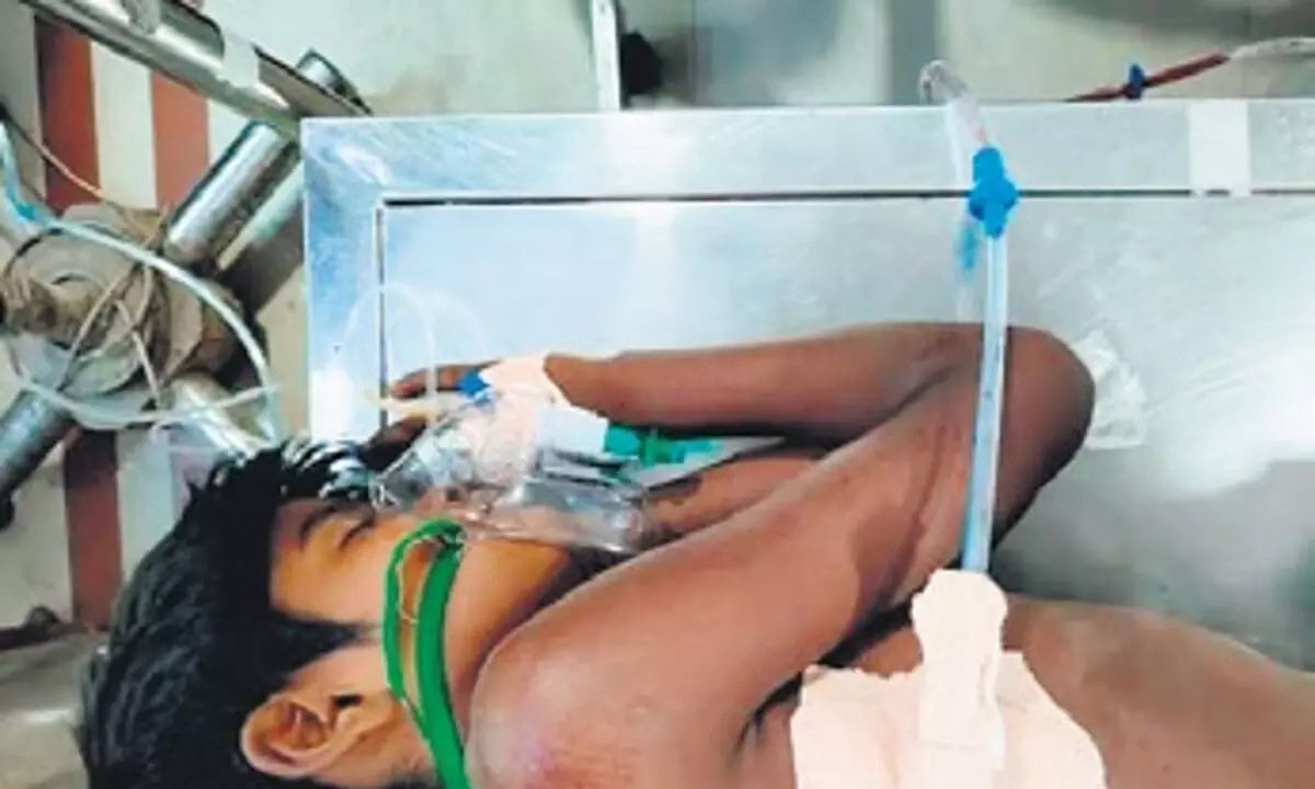 Odisha News: VIMSAR के डॉक्टरों ने 9 वर्षीय बच्चे के शरीर से क्रॉबर निकाला