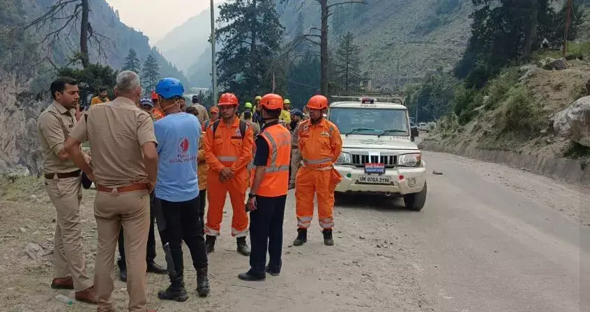 Gangotri Highway Accident : गंगोत्री हाईवे में चट्टान गिरने से हुई थी एक की मौत, घायलों को अस्पताल भेजा