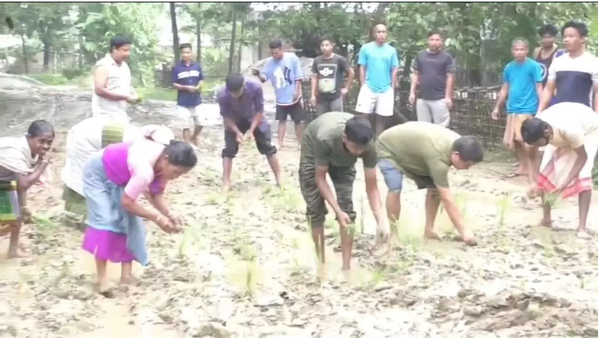 assam news : ग्रामीणों ने लखीमपुर जिले में खस्ताहाल सड़क के तत्काल निर्माण की मांग