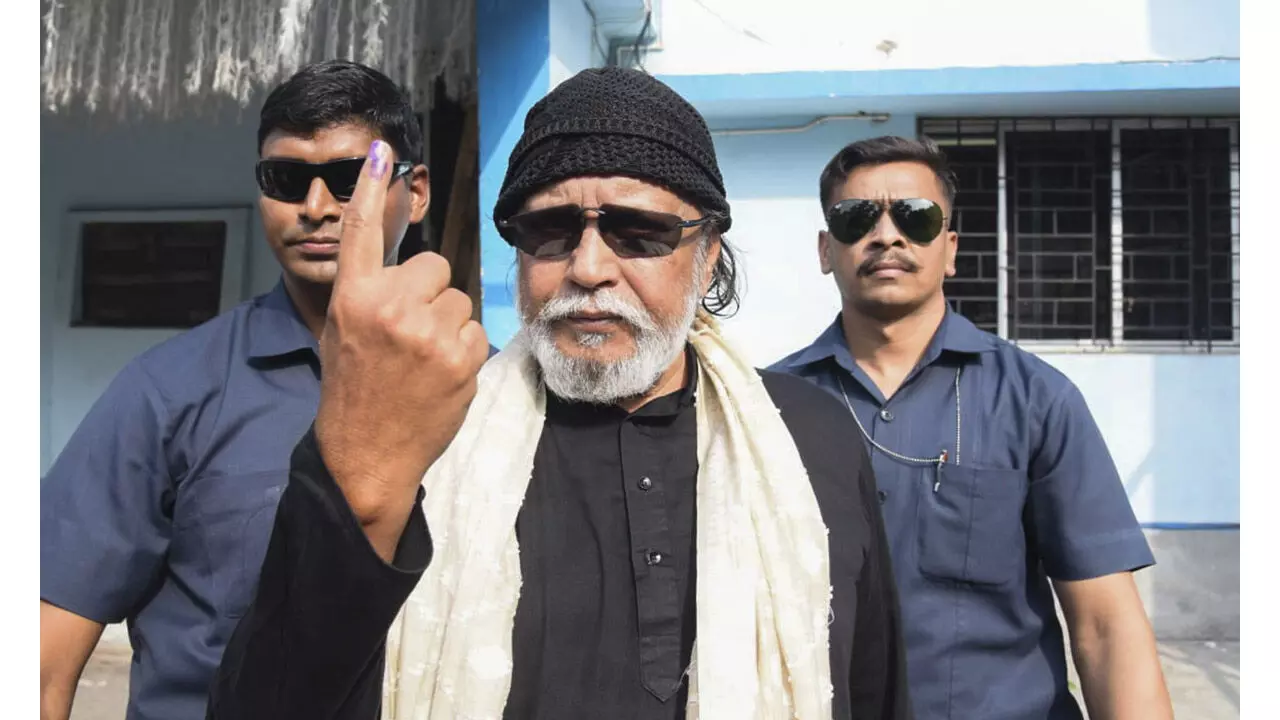 Kolkata : मिथुन चक्रवर्ती ने वोट डालने के बाद मतदाताओं के साथ ली सेल्फी , टीएमसी ने किया विरोध