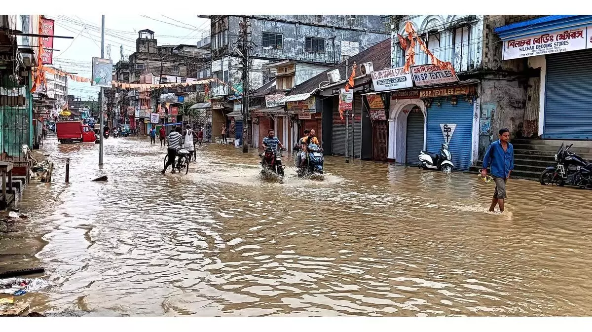 assam news : दक्षिणी असम में बराक नदी की बाढ़ से हजारों लोग विस्थापित