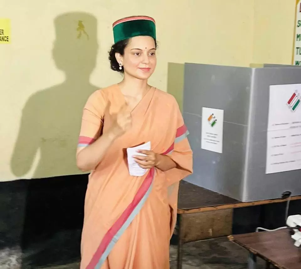 Lok Sabha Election: कंगना रनौत ने मतदान करने के बाद लोगों से की वोट डालने की अपील
