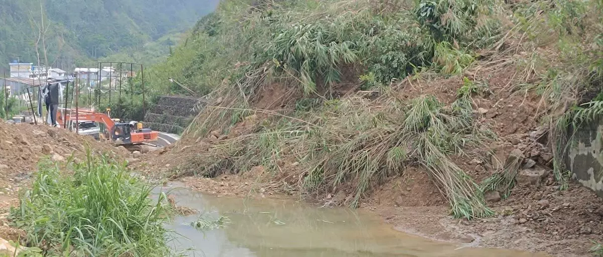 assam news : दीमा हसाओ जिले में पुनर्निर्माण और मिट्टी साफ करने का काम जोरों पर चल रहा