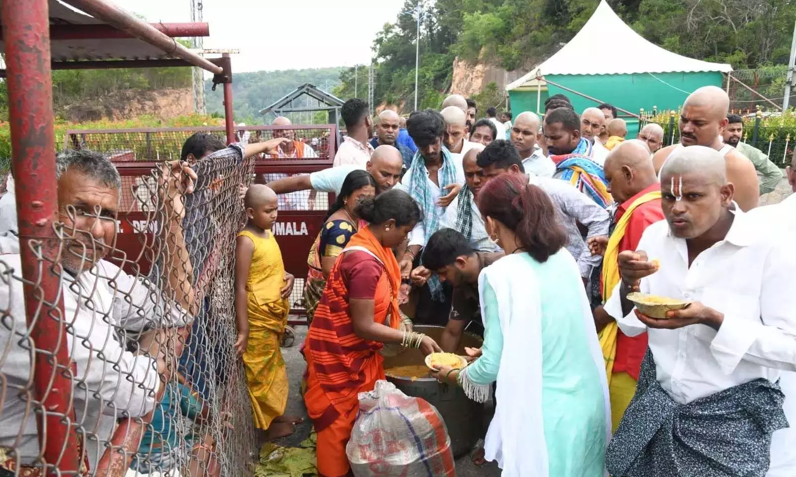 Andhra Pradesh News: तिरुमाला मंदिर में भक्तों की भीड़ के कारण लंबा इंतजार करना पड़ रहा