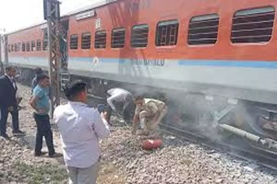 Gwalior: रेलवे स्टेशन पर खड़ी ट्रेन में उठा धुंआ मची अफरा-तफरी