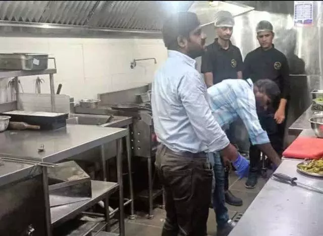 Hyderabad: खाद्य सुरक्षा टीम ने जुबली हिल्स स्थित चाइना बिस्ट्रो में  ख़राब हो चुके पदार्थों को नष्ट किया