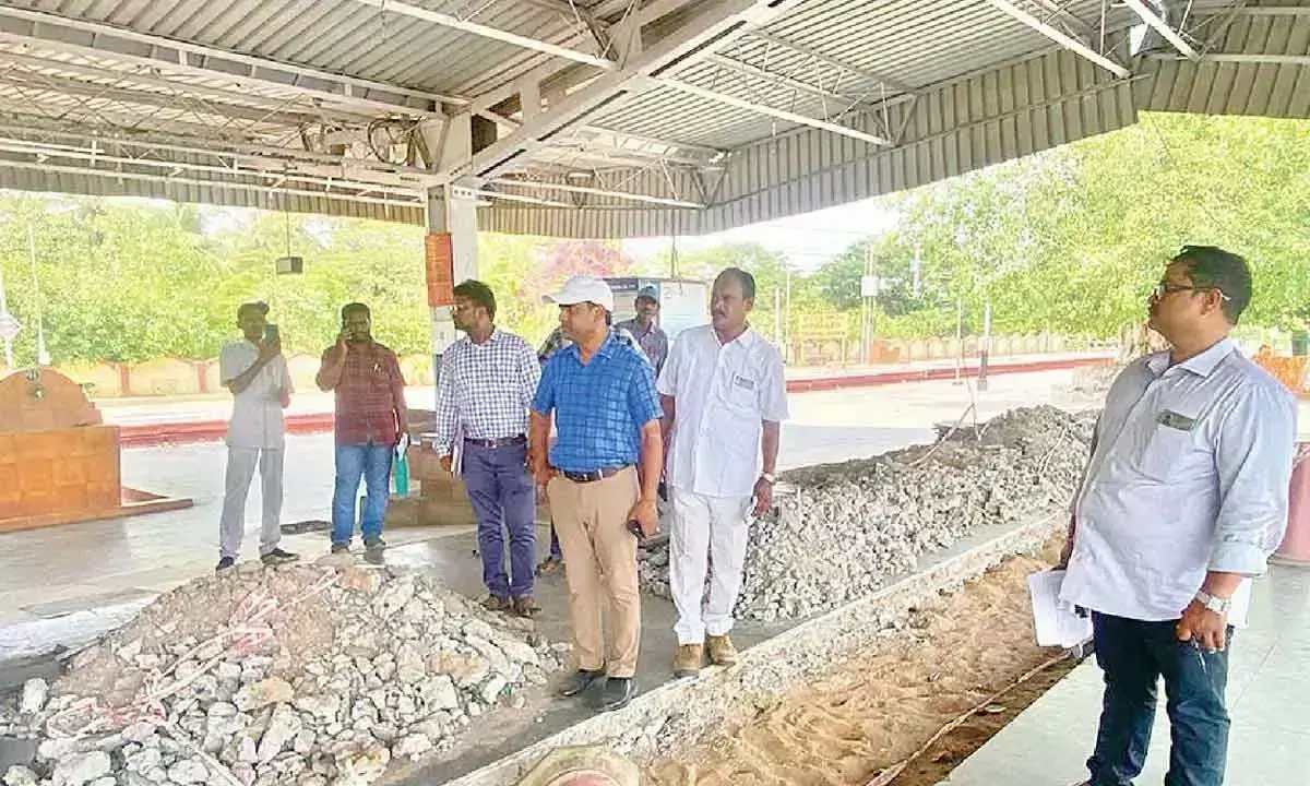 Andhra Pradesh: सीनियर डीसीएम ने एलुरु रेलवे स्टेशन का निरीक्षण किया