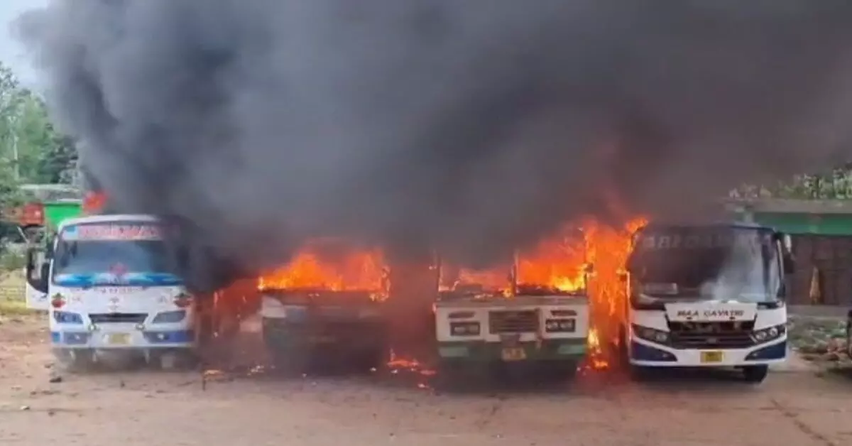 Odisha: रायगढ़ में 4 बसों में लगी आग, जानिए पूरी जानकारी
