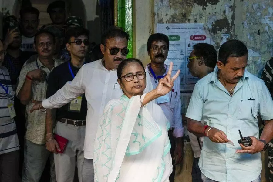 West Bengal News: मुख्यमंत्री ममता बनर्जी ने दक्षिण कोलकाता में वोट डाला