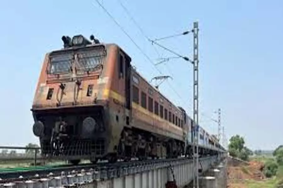 Mumbai: मुंबई में 930 ट्रेनें हुई रद्द , 3 दिन तक WFH करने की सलाह
