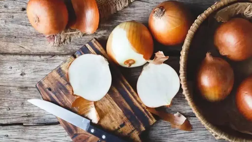 onions protect: विशेषज्ञ भी कहते है लू लगने से बचाता  है प्याज जानें