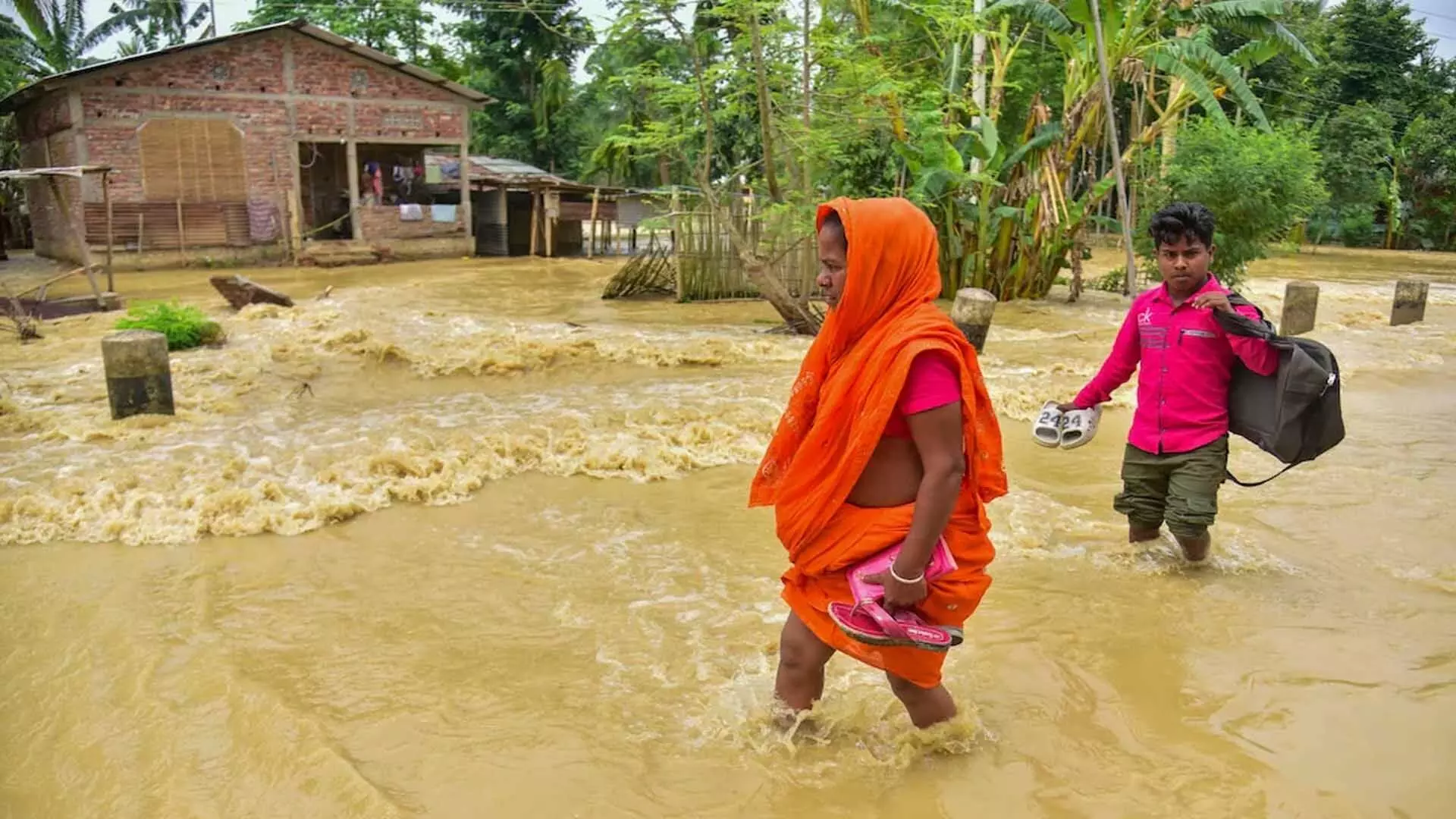 Assam: भारी बारिश के बाद ब्रह्मपुत्र का जलस्तर बढ़ा, 3.5 लाख लोग प्रभावित