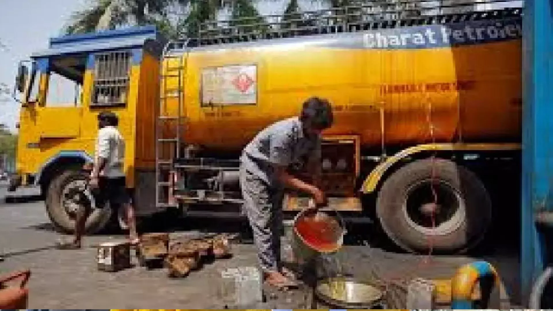 BUSINESS: कच्चे पेट्रोलियम पर अप्रत्याशित कर घटाकर 5,200 रुपये प्रति टन किया गया