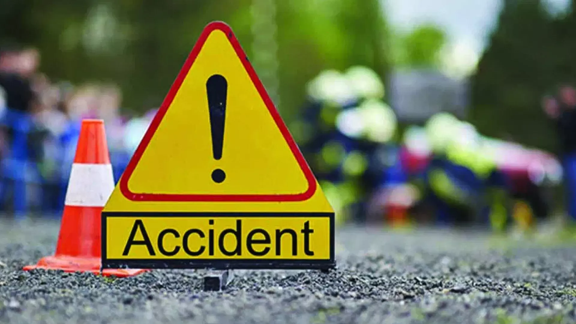 Uttar Pradesh: सड़क दुर्घटना में वाहन चालक की मौत, सहायक घायल